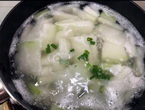 撒上葱花，淋上少许芝麻油就可以出锅了