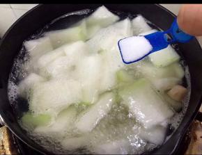 加入1小勺盐调味