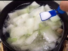 加入1小勺盐调味