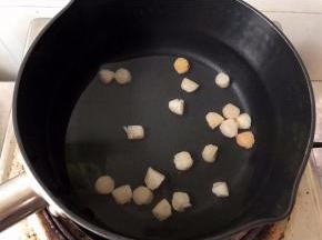 泡发好的干贝连同泡发的水一起倒入锅中