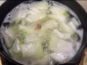 加入适量白胡椒粉