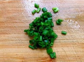 小葱切成葱花