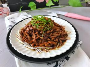 风味独特的京酱肉丝。