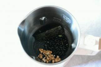 将食材放入豆浆机内。