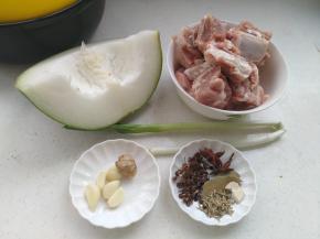 准备好原料，排骨让卖家帮忙剁成小块、洗净，调料有八角、花椒、小茴香、香叶、白芷、葱姜蒜等 。
