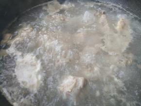 炒锅添水，放排骨、料酒烧开撇净浮沫，焯三分钟捞出。