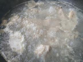 炒锅添水，放排骨、料酒烧开撇净浮沫，焯三分钟捞出。