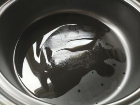 砂锅烧热放花生油（黑乐砂锅是可以耐热800度的，一般的砂锅不可爆炒，更不能炒后直接加水，防止烧裂）。