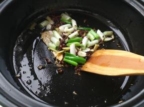 放入八角、花椒、小茴香、香叶、白芷爆香，放葱姜蒜炒出味。
