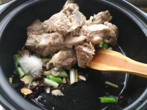 放入排骨、白糖翻炒