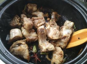 翻炒变色。