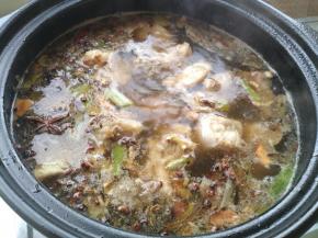 直接往砂锅里加入适量开水，烧开转最小火慢炖半小时左右（同时冬瓜去皮切块）。