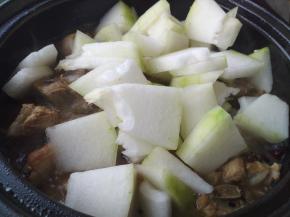 炖至排骨熟透，加入切小块的冬瓜拌匀，转中大火炖。