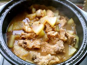 放盐、老抽调味。