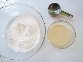 准备面粉和酵母，温水。
