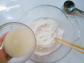 酵母加到温水里，静置一会溶解，再逐渐倒入面粉中。
