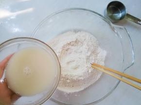 酵母加到温水里，静置一会溶解，再逐渐倒入面粉中。