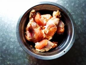 翅根化冻清净，放入黄酒、酱油腌制;