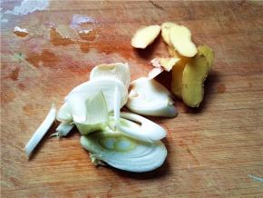 葱姜切片备用；