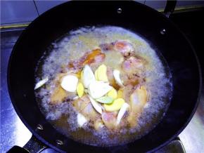 放入翅根，再将葱姜片放入，焯至变色；