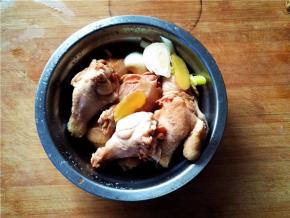 捞出，用清水冲去表面浮沫，沥干；