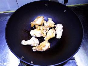 锅烧热后将翅根放入煎制；