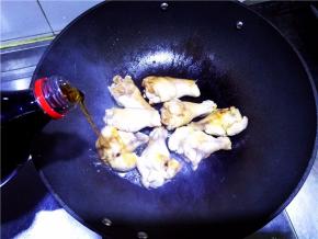 倒入可乐和红烧酱油；