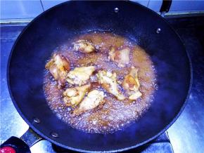 盖上盖子，转小火煮，中间要不时翻动；