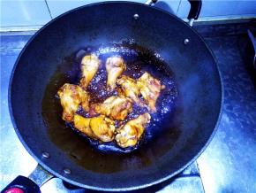 当汤汁变少，变浓稠后，可根据口味加入适量盐；