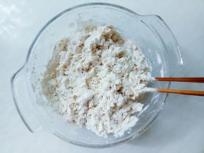 用筷子搅成絮状。