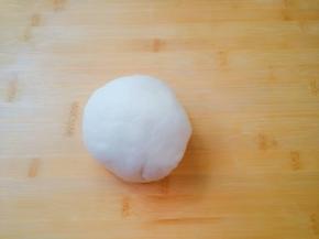 慢慢和成光滑的面团，盖上保鲜膜，放置一边发酵。