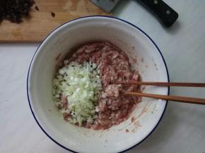 猪肉馅加入姜末及调味料味上，大葱切碎。