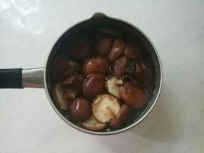 香菇用开水烫一下，捞出控水。