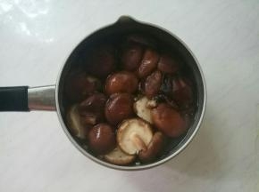香菇用开水烫一下，捞出控水。