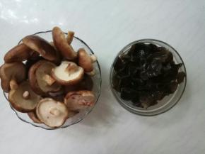 鲜香菇洗净，木耳泡发择洗干净。