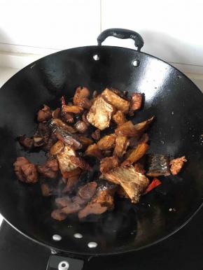 加入酱油和醋炒一会