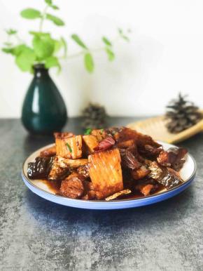 咸鱼加了五花肉，变得不那么咸，但是依然香，吃起来也不会有腥味