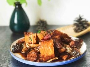 咸鱼加了五花肉，变得不那么咸，但是依然香，吃起来也不会有腥味