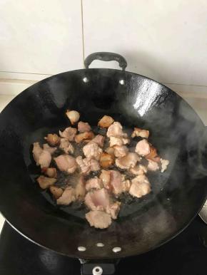 将肥肉熬出油，加入素肉翻炒变色至微微发黄