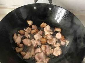 将肥肉熬出油，加入素肉翻炒变色至微微发黄
