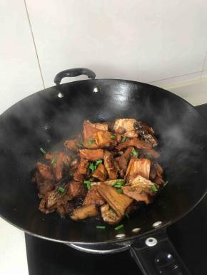 最后撒上大蒜叶翻炒均匀即可装盘