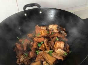 最后撒上大蒜叶翻炒均匀即可装盘