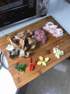 准备好所有材料，我没买五花肉，买的肥肉均匀的前夹肉