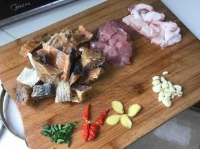 准备好所有材料，我没买五花肉，买的肥肉均匀的前夹肉