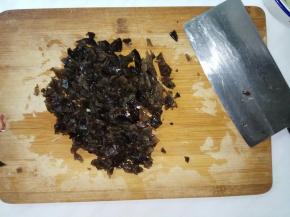 木耳剁一下，成小块。