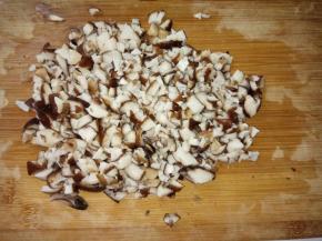 香菇挤干水，剁成小块。