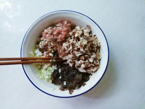 放入肉馅中，搅拌均匀。