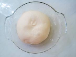 面粉发酵成两倍大。