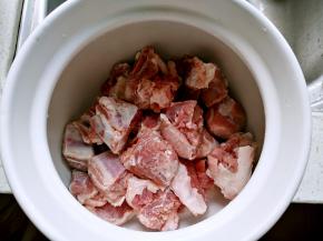 将排骨放入砂锅