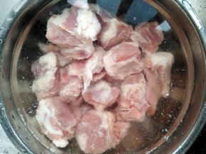 将排骨清洗干净，用清水浸泡10分钟